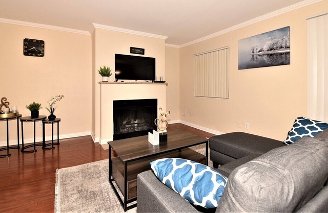 Lovely 2 Bedroom Condo With Indoor Fireplace