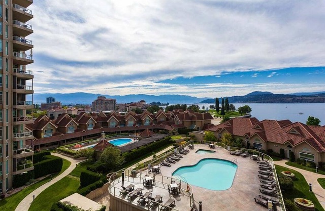 Lovely 2 bedroom condo with Lake Okanagan Views