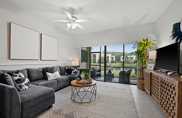 Lovely 2 Bedroom Condo with Pool & Tennis Courts