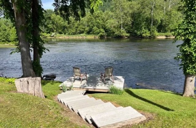 Lovely 2-bedroom house on the Allegheny River