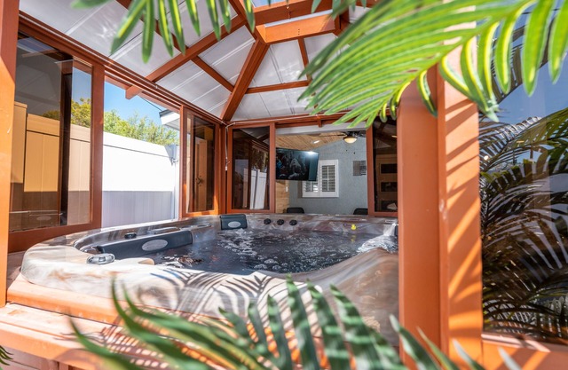 Lovely 2-bedroom loft with hot tub.