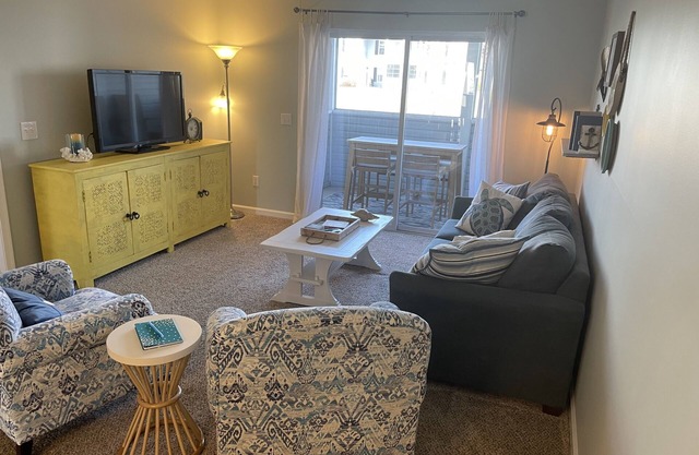 LOVELY 2 BEDROOM CONDO WITH POOL
