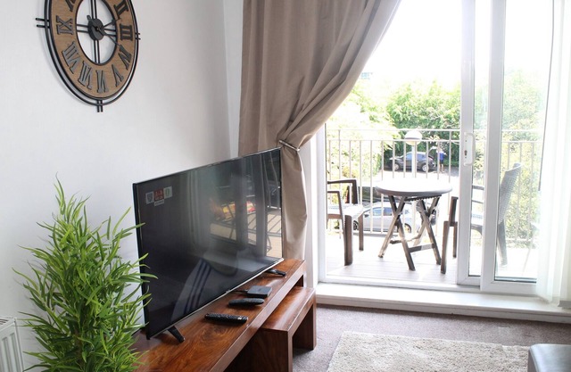 Lovely 2 BR Flat With Balcony Near City Centre