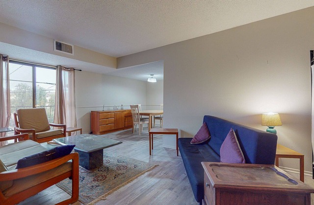 Lovely 2BRDM Suite with Pool & Parking, Glendale