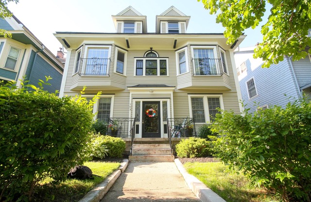 Lovely 3/1, Central Air, in the Heart of Elmwood Village!