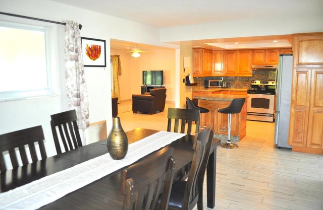Lovely 3-bd, walk to bars, 9 min drive from beach! Heated pool.