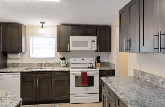 Lovely 3-bedroom farmhouse just 0.5 miles from WEC in tranquil Ocala location