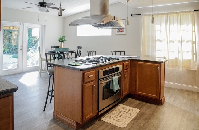 Lovely 3 bedroom Home in Orlando Florida with beautiful full kitchen AC and WiFi