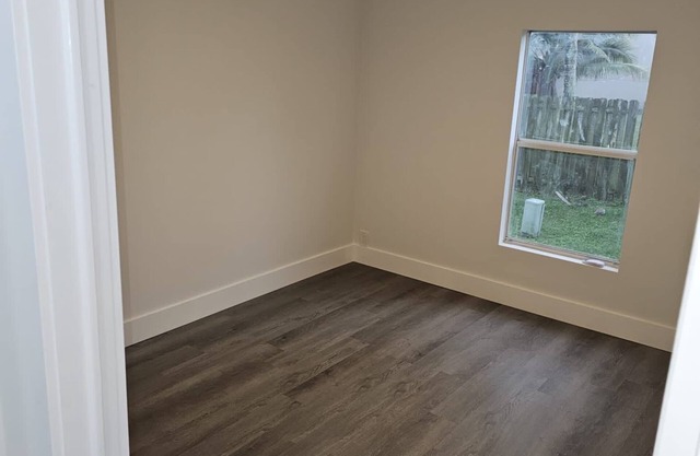 Lovely 3-bedroom house with AC in Coconut Creek