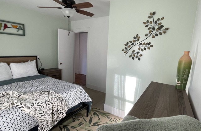 Lovely 3Br with free parking/King bed and patio-5 min from beach