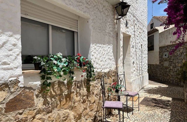 Lovely 4-Bed Cottage in Las Chapas Marbella