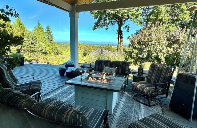 Lovely 4 bedroom, 3 bath home with hot tub and stunning views of the Cascade Mt.