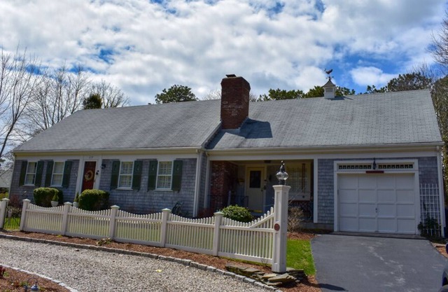 Lovely 4 bedroom, 3 bathroom home sleeping 8 located near the bike path