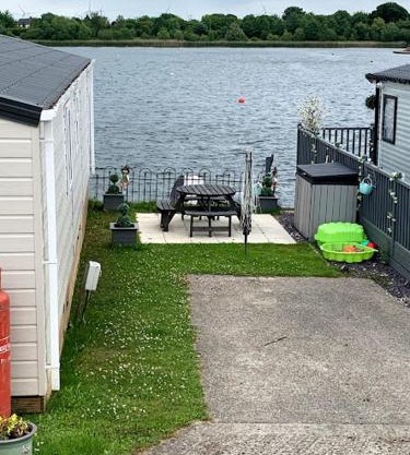Lovely 4 berth caravan on 7 Lakes Country Park at Crowle North Lincolshire