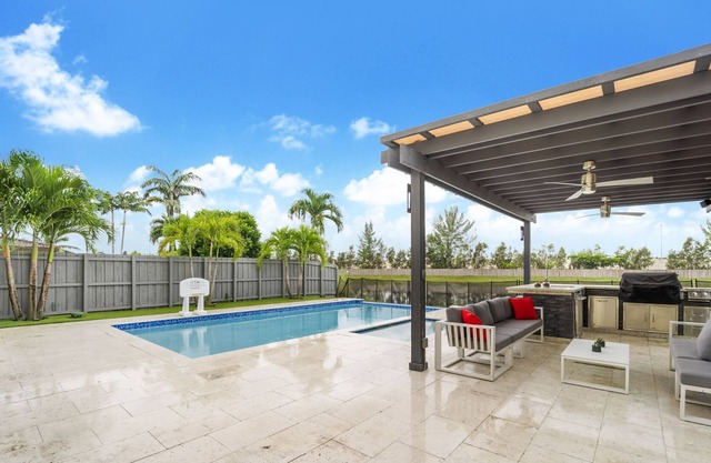 Lovely 4BR 3BA Doral Home w Pool/BBQ/Parking