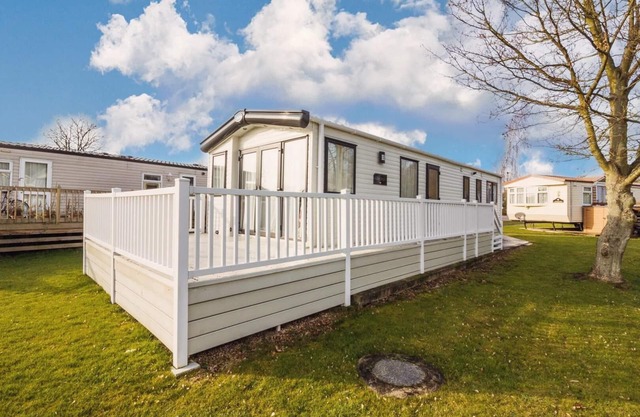 Lovely 6 berth caravan at Carlton Meres Holiday Park in Suffolk ref 60021R