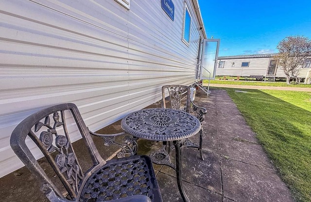 Lovely 6 berth caravan close to the beach in Suffolk ref 68030BS