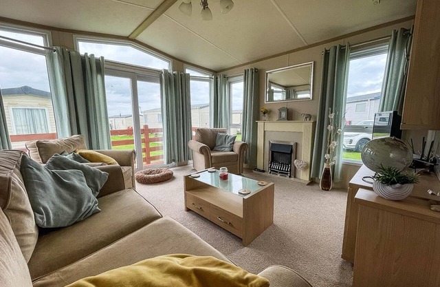 Lovely 6 berth caravan with decking, WiFi and onsite beach access ref 68004CL