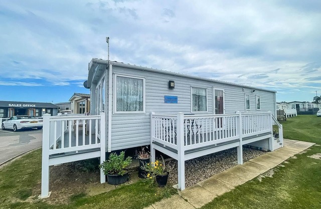Lovely 6 berth caravan with decking nearby Pakefield beach ref 68006CL