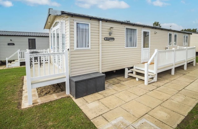 Lovely 8 berth caravan for hire at Haven Hopton Holiday Park ref 80061G