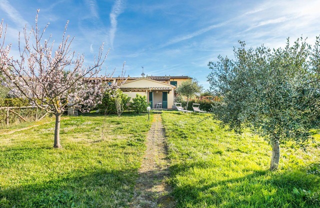 Lovely apartment for 3 people with WIFI, pool, TV, pets allowed, panoramic view and parking