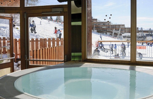 Lovely apartment for 4 guests with WIFI, pool, TV, terrace, pets allowed and parking