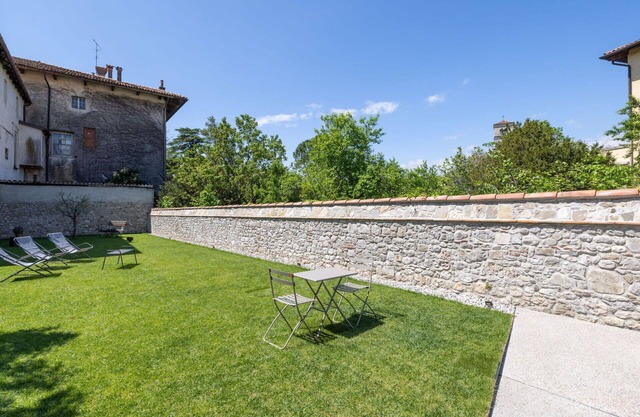 Lovely apartment for 4 guests with WIFI, A/C, TV, terrace, pets allowed and parking