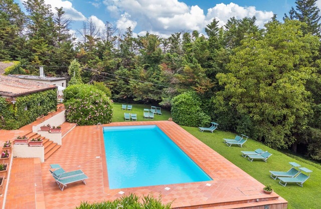Lovely apartment in villa for 4 people with WIFI, pool, TV, terrace and parking
