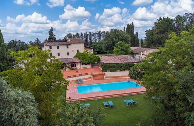 Lovely apartment in villa for 4 people with pool, WIFI, TV, terrace and parking