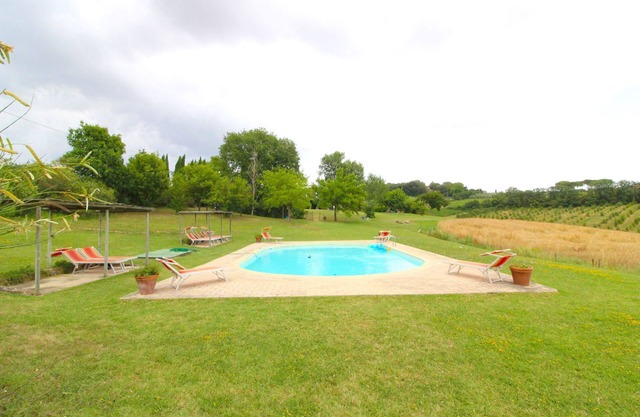 Lovely apartment for 8 guests with WIFI, pool, pets allowed and parking