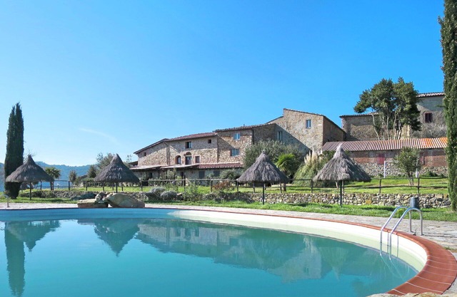 Lovely apartment in villa for 4 guests with pool, terrace, pets allowed, panoramic view and park.