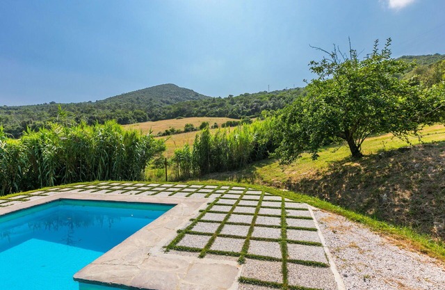 Lovely apartment in villa for 17 people with pool, TV, pets allowed and parking