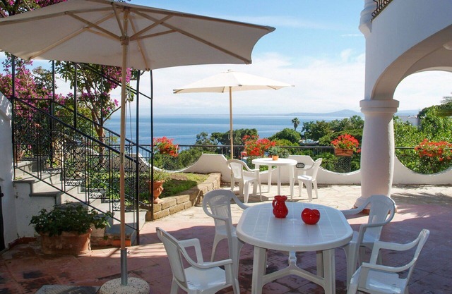 Lovely apartment in villa for 4 people with WIFI, TV, patio and parking