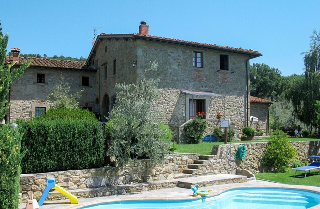 Lovely apartment in villa for 4 people with pool, WIFI and parking