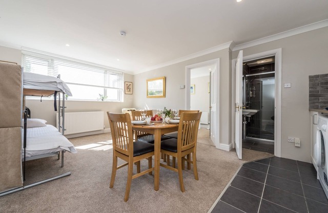 Lovely apartment-12 minutes tube from Central London,sleeps 6,parking on street