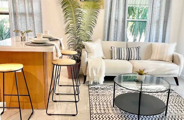 Lovely Apartment! 3 min to Beach,Boats,& Sunsets!