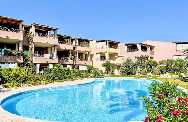 Lovely apartment for 4 people with WIFI, pool, A/C, terrace, pets allowed and parking