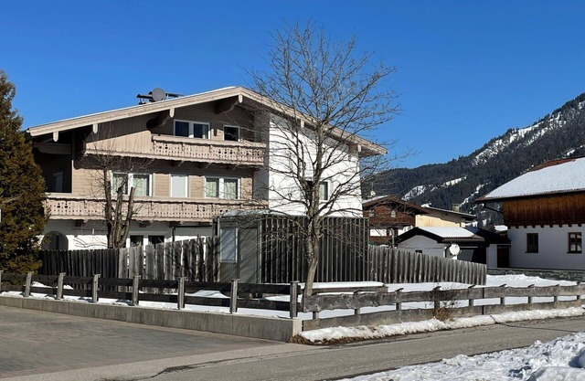 Lovely apartment for 5 guests with WIFI, TV, patio and parking