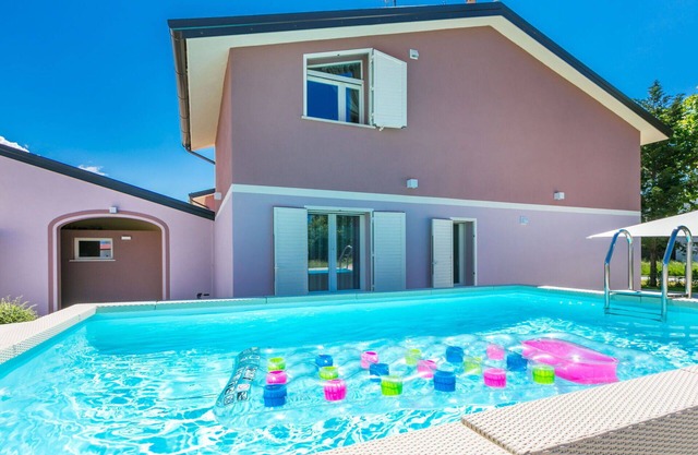 Lovely apartment for 7 people with A/C, WIFI, private pool, TV, terrace, pets allowed and parking