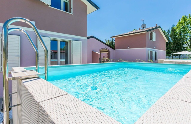 Lovely apartment for 7 people with A/C, WIFI, private pool, TV, terrace, pets allowed and parking