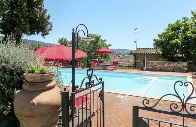 Lovely apartment for 4 people with pool, WIFI, TV, patio, pets allowed and parking
