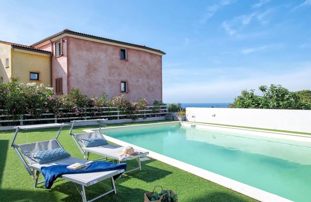 Lovely apartment for 5 people with A/C, WIFI, pool, TV, patio and parking