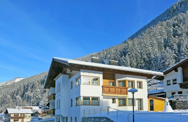 Lovely apartment for 5 people with WIFI, TV, balcony and parking