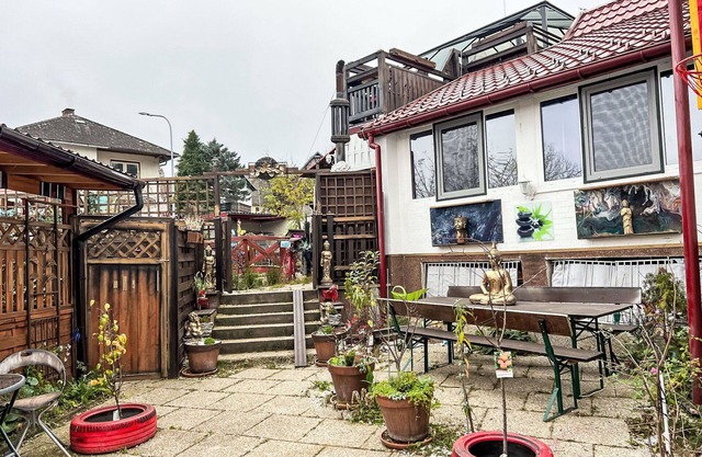 Lovely apartment for 6 guests with WIFI, TV, patio, pets allowed and parking