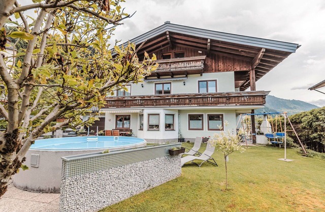 Lovely apartment for 8 guests with WIFI, pool, TV, balcony and pets allowed