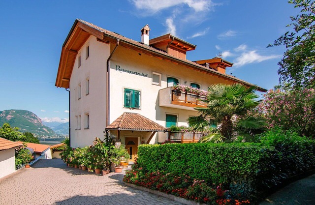 Lovely apartment for 2 guests with WIFI, pool, TV, patio and parking