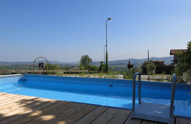 Lovely apartment for 2 people with pool, WIFI, TV, patio, pets allowed and parking