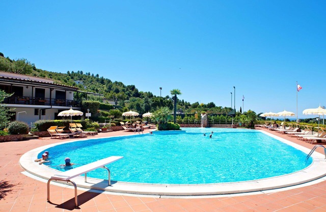 Lovely apartment for 2 people with A/C, pool, WIFI, TV, pets allowed and parking