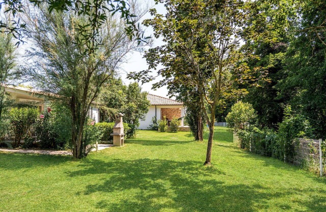 Lovely apartment in villa for 6 guests with A/C, pool, WIFI, TV, terrace, pets allowed and parking