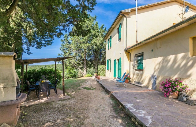 Lovely apartment in villa for 6 people with WIFI, pool, TV, patio, pets allowed and parking